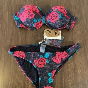 BNWT Jr/Womens 2 piece Swimwear (size Med)